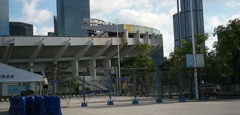 Stadium Tianhe dan bangunan pencakar langit di Guangzhou, China