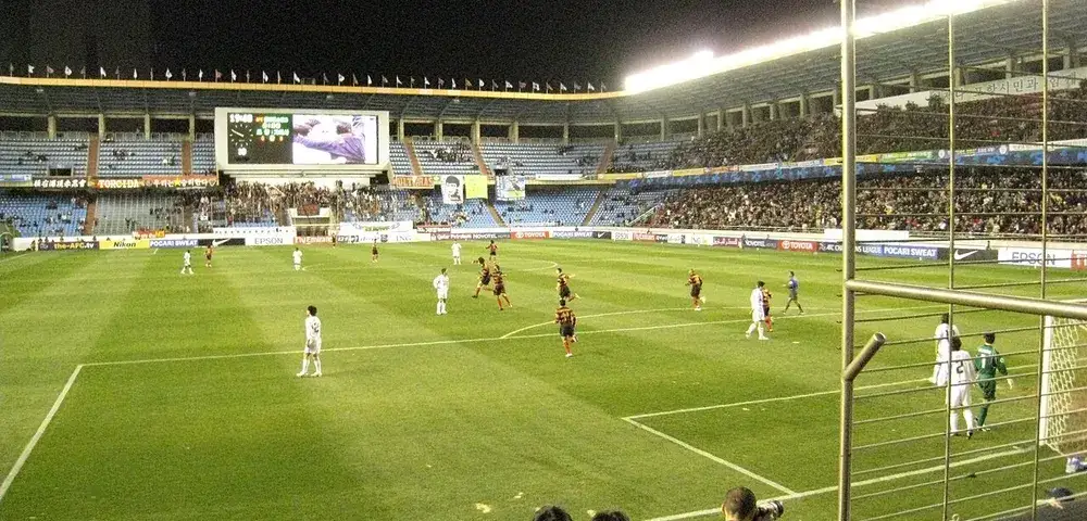 Perlawanan malam di stadium Pohang Steel Yard, Korea Selatan